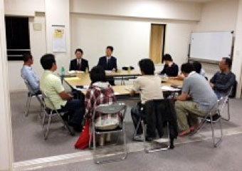 自治会での会議風景